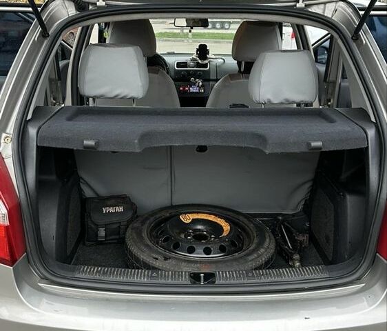 Бежевый Шкода Фабия, объемом двигателя 1.6 л и пробегом 261 тыс. км за 4300 $, фото 4 на Automoto.ua