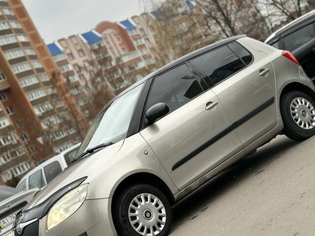 Бежевый Шкода Фабия, объемом двигателя 1.6 л и пробегом 261 тыс. км за 4300 $, фото 2 на Automoto.ua