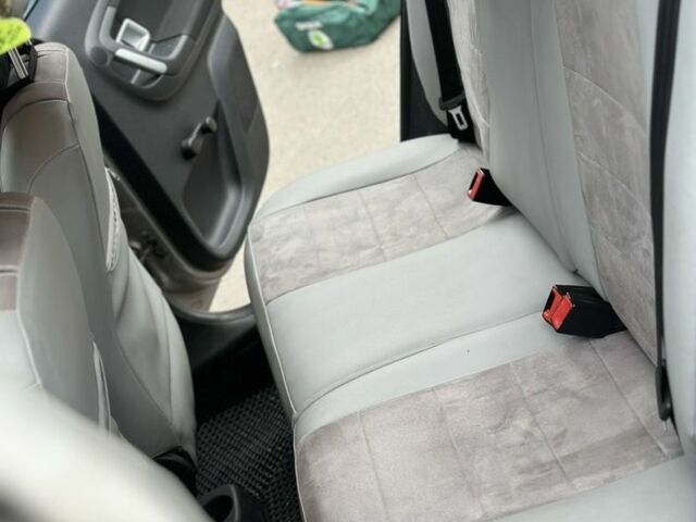 Бежевый Шкода Фабия, объемом двигателя 1.6 л и пробегом 261 тыс. км за 4300 $, фото 5 на Automoto.ua