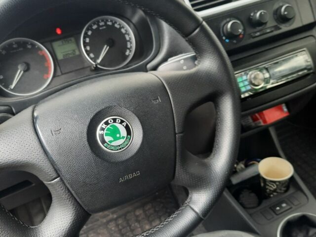 Бежевый Шкода Фабия, объемом двигателя 1.4 л и пробегом 220 тыс. км за 4899 $, фото 5 на Automoto.ua