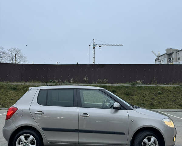 Бежевый Шкода Фабия, объемом двигателя 1.6 л и пробегом 190 тыс. км за 6500 $, фото 4 на Automoto.ua