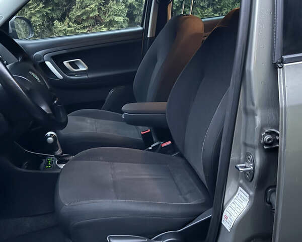 Бежевый Шкода Фабия, объемом двигателя 1.6 л и пробегом 213 тыс. км за 7500 $, фото 12 на Automoto.ua