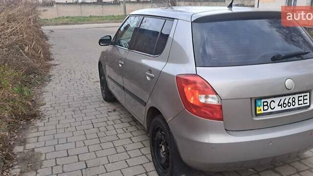 Бежевий Шкода Фабія, об'ємом двигуна 1.39 л та пробігом 243 тис. км за 4499 $, фото 2 на Automoto.ua