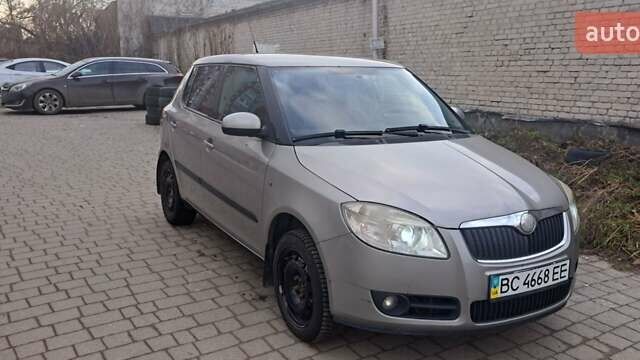 Бежевий Шкода Фабія, об'ємом двигуна 1.39 л та пробігом 243 тис. км за 4499 $, фото 1 на Automoto.ua