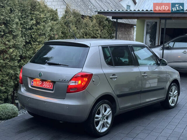 Бежевый Шкода Фабия, объемом двигателя 1.6 л и пробегом 213 тыс. км за 7500 $, фото 2 на Automoto.ua