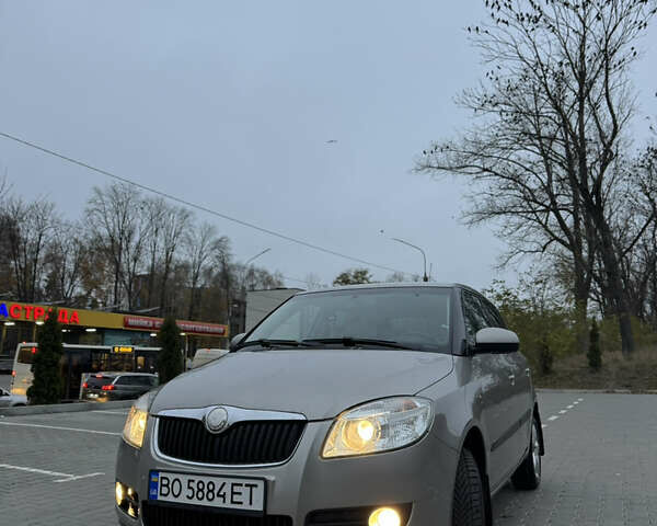 Бежевый Шкода Фабия, объемом двигателя 1.6 л и пробегом 190 тыс. км за 6500 $, фото 1 на Automoto.ua