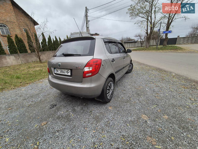 Бежевий Шкода Фабія, об'ємом двигуна 1.2 л та пробігом 238 тис. км за 4200 $, фото 8 на Automoto.ua