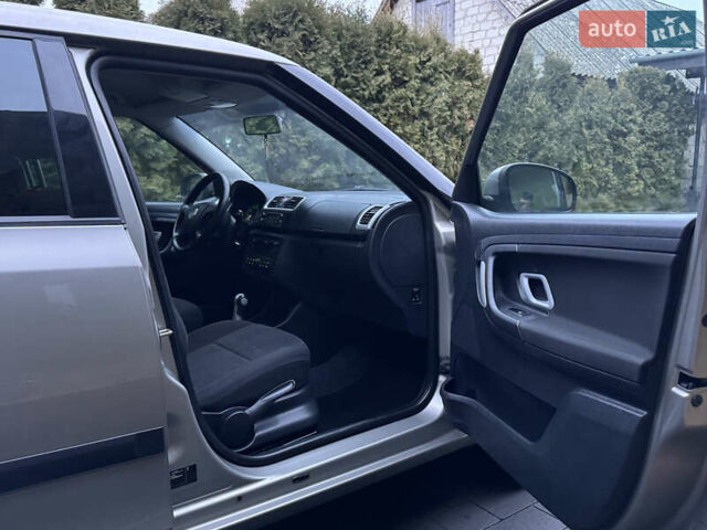 Бежевый Шкода Фабия, объемом двигателя 1.6 л и пробегом 213 тыс. км за 7500 $, фото 23 на Automoto.ua