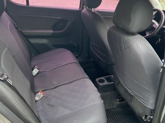 Бежевый Шкода Фабия, объемом двигателя 1.2 л и пробегом 185 тыс. км за 4950 $, фото 5 на Automoto.ua