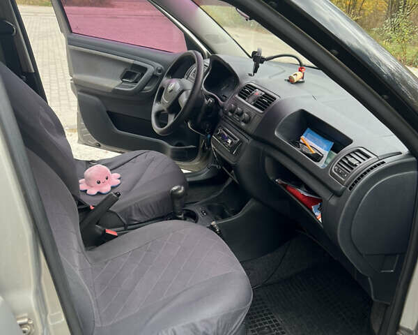 Бежевый Шкода Фабия, объемом двигателя 1.2 л и пробегом 185 тыс. км за 4950 $, фото 17 на Automoto.ua