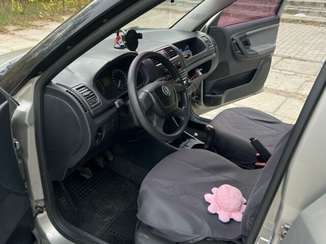 Бежевый Шкода Фабия, объемом двигателя 1.2 л и пробегом 185 тыс. км за 4950 $, фото 7 на Automoto.ua