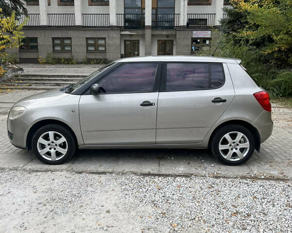 Бежевый Шкода Фабия, объемом двигателя 1.2 л и пробегом 185 тыс. км за 4950 $, фото 2 на Automoto.ua