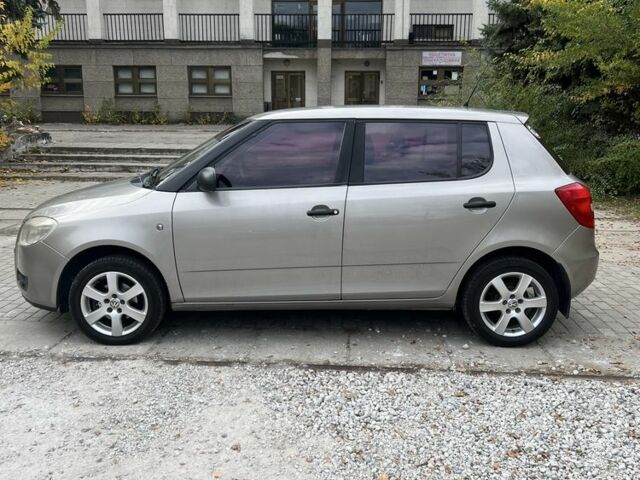 Бежевый Шкода Фабия, объемом двигателя 1.2 л и пробегом 185 тыс. км за 4950 $, фото 2 на Automoto.ua