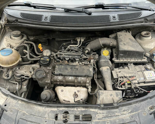 Бежевый Шкода Фабия, объемом двигателя 1.2 л и пробегом 185 тыс. км за 4950 $, фото 12 на Automoto.ua