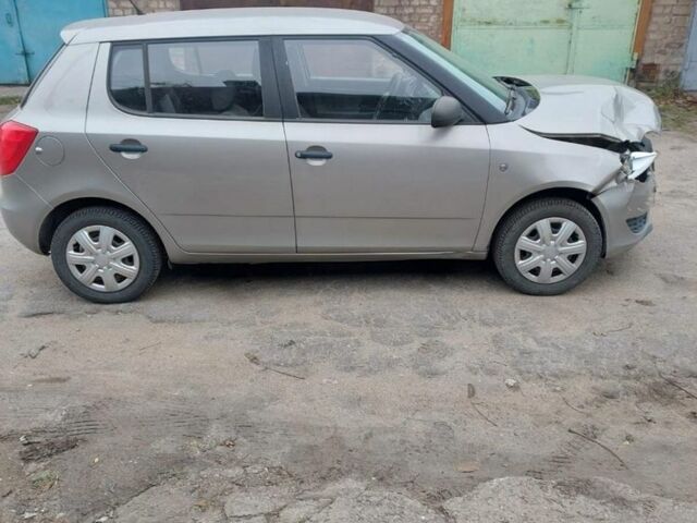 Бежевый Шкода Фабия, объемом двигателя 1.2 л и пробегом 272 тыс. км за 2500 $, фото 1 на Automoto.ua