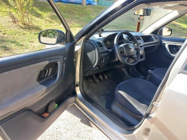 Бежевый Шкода Фабия, объемом двигателя 1.2 л и пробегом 205 тыс. км за 4000 $, фото 10 на Automoto.ua