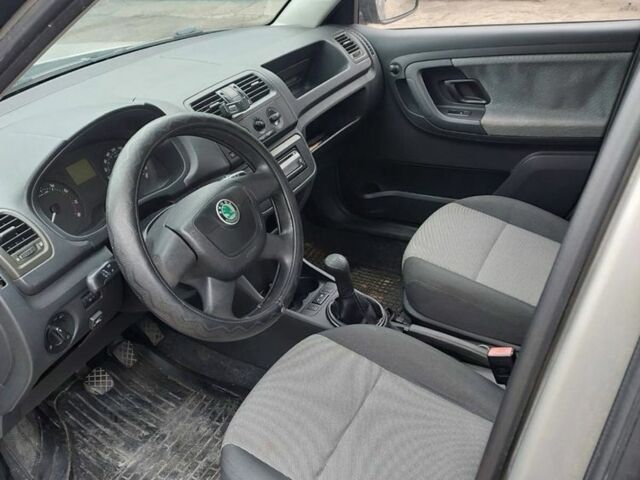 Бежевый Шкода Фабия, объемом двигателя 1.2 л и пробегом 272 тыс. км за 2500 $, фото 5 на Automoto.ua