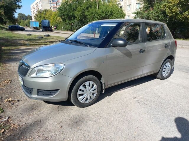 Бежевый Шкода Фабия, объемом двигателя 1.2 л и пробегом 205 тыс. км за 4000 $, фото 5 на Automoto.ua