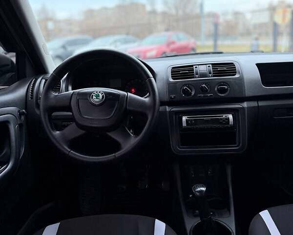 Бежевый Шкода Фабия, объемом двигателя 1.2 л и пробегом 196 тыс. км за 4850 $, фото 7 на Automoto.ua