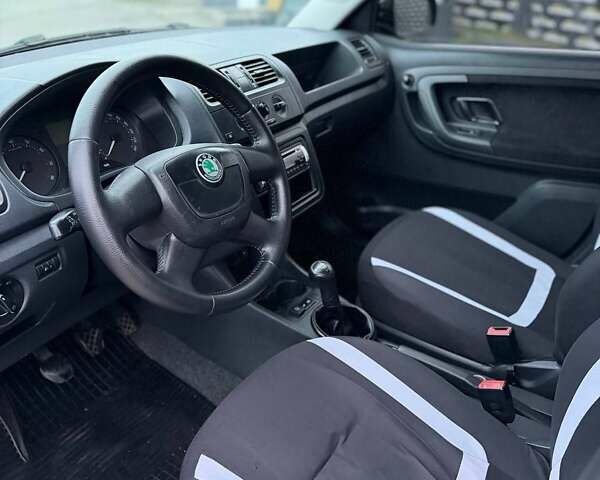 Бежевый Шкода Фабия, объемом двигателя 1.2 л и пробегом 196 тыс. км за 4850 $, фото 6 на Automoto.ua