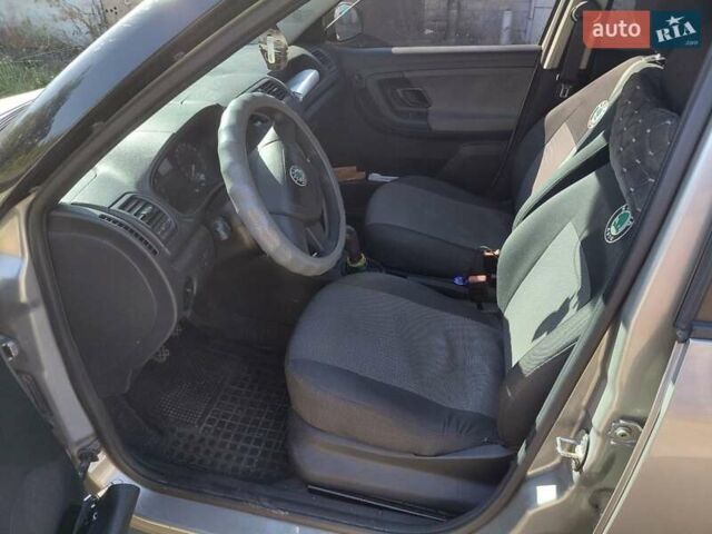 Бежевий Шкода Фабія, об'ємом двигуна 1.2 л та пробігом 211 тис. км за 5000 $, фото 8 на Automoto.ua