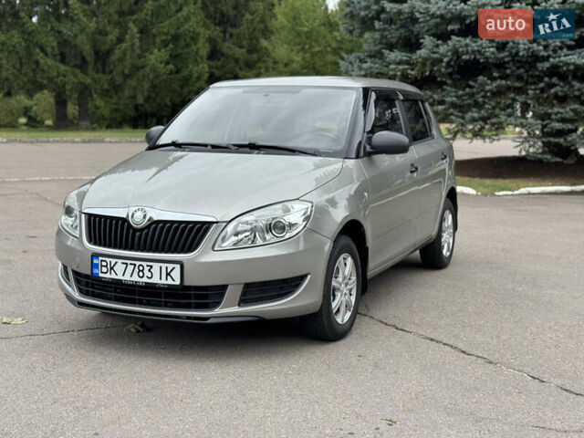 Бежевый Шкода Фабия, объемом двигателя 1.2 л и пробегом 270 тыс. км за 4599 $, фото 1 на Automoto.ua