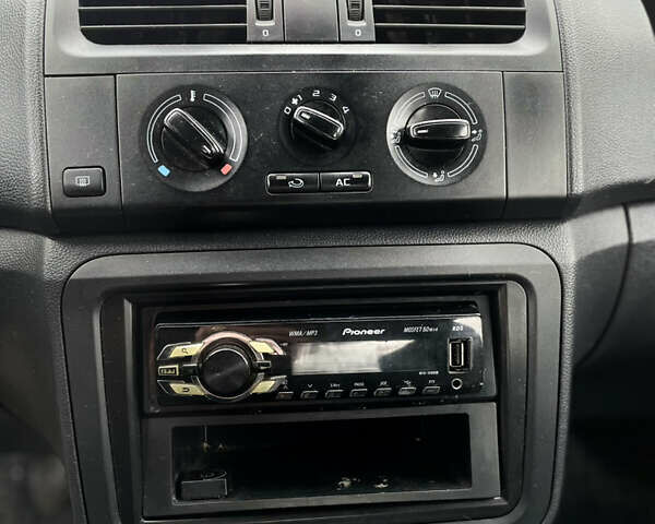 Бежевий Шкода Фабія, об'ємом двигуна 1.2 л та пробігом 290 тис. км за 3900 $, фото 16 на Automoto.ua