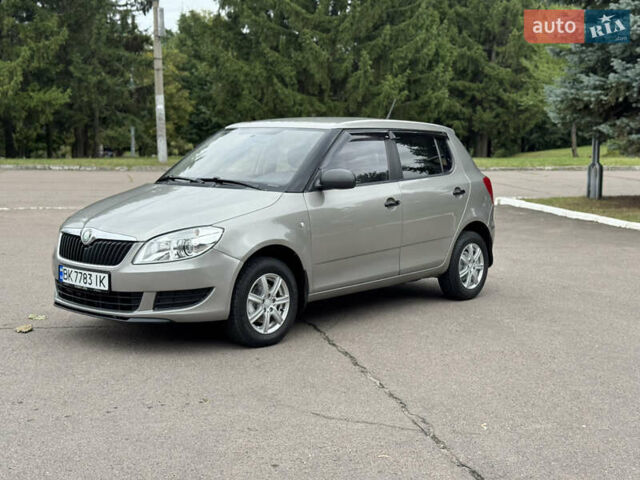 Бежевый Шкода Фабия, объемом двигателя 1.2 л и пробегом 270 тыс. км за 4599 $, фото 3 на Automoto.ua