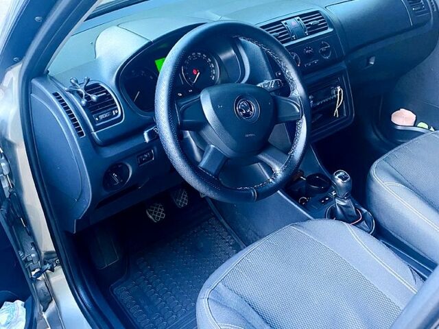 Бежевый Шкода Фабия, объемом двигателя 1.4 л и пробегом 155 тыс. км за 6200 $, фото 2 на Automoto.ua