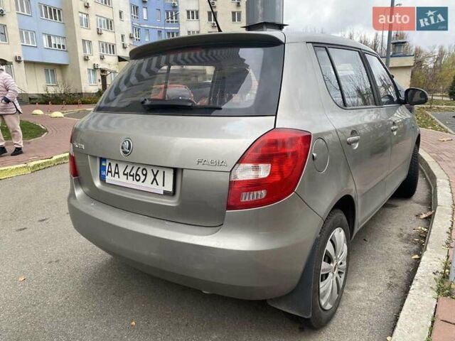 Бежевый Шкода Фабия, объемом двигателя 1.39 л и пробегом 198 тыс. км за 6500 $, фото 1 на Automoto.ua