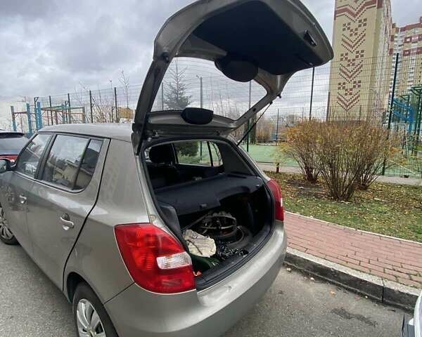 Бежевый Шкода Фабия, объемом двигателя 1.39 л и пробегом 198 тыс. км за 6500 $, фото 6 на Automoto.ua