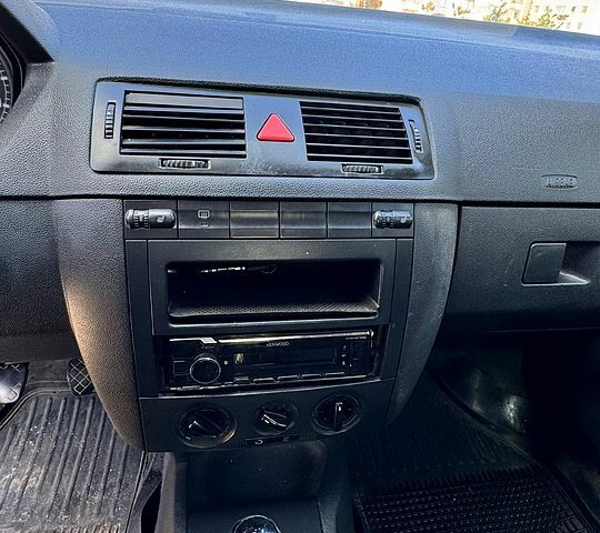 Бежевый Шкода Фабия, объемом двигателя 1.4 л и пробегом 211 тыс. км за 2599 $, фото 7 на Automoto.ua