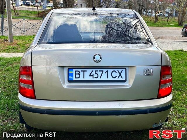 Бежевый Шкода Фабия, объемом двигателя 1.2 л и пробегом 280 тыс. км за 2350 $, фото 4 на Automoto.ua