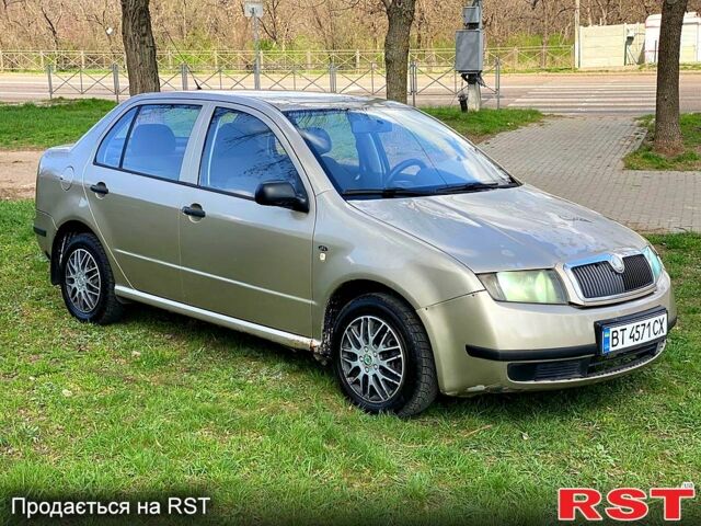 Бежевый Шкода Фабия, объемом двигателя 1.2 л и пробегом 280 тыс. км за 2350 $, фото 2 на Automoto.ua