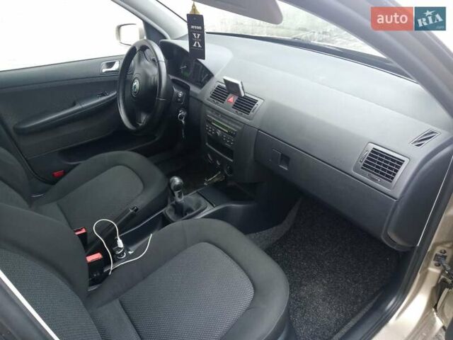 Бежевый Шкода Фабия, объемом двигателя 1.4 л и пробегом 204 тыс. км за 4100 $, фото 56 на Automoto.ua