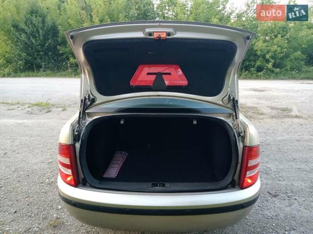 Бежевый Шкода Фабия, объемом двигателя 1.4 л и пробегом 204 тыс. км за 4100 $, фото 6 на Automoto.ua