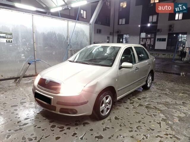 Бежевый Шкода Фабия, объемом двигателя 1.2 л и пробегом 140 тыс. км за 2999 $, фото 1 на Automoto.ua