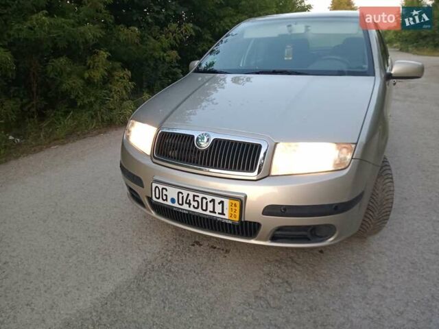 Бежевый Шкода Фабия, объемом двигателя 1.4 л и пробегом 204 тыс. км за 4100 $, фото 3 на Automoto.ua