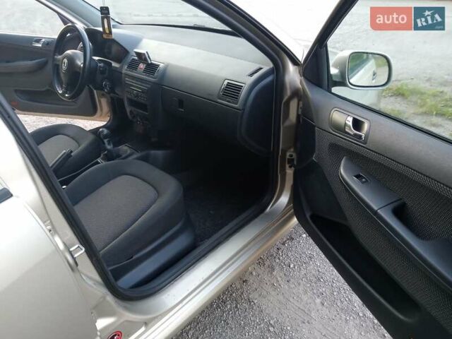 Бежевый Шкода Фабия, объемом двигателя 1.4 л и пробегом 204 тыс. км за 4100 $, фото 5 на Automoto.ua