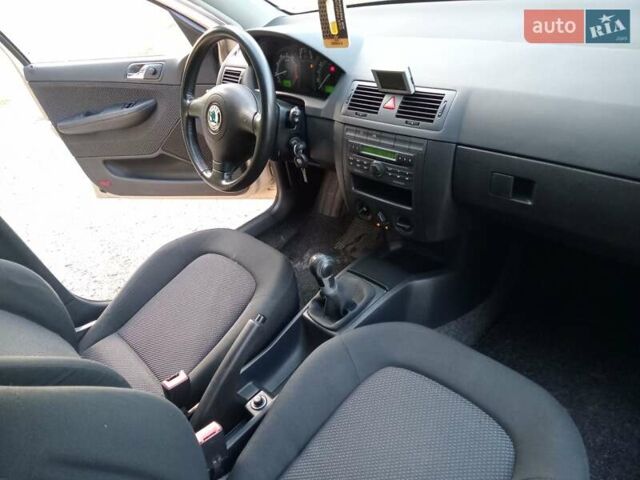 Бежевый Шкода Фабия, объемом двигателя 1.4 л и пробегом 204 тыс. км за 4100 $, фото 4 на Automoto.ua