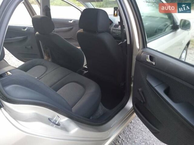 Бежевый Шкода Фабия, объемом двигателя 1.4 л и пробегом 204 тыс. км за 4100 $, фото 11 на Automoto.ua
