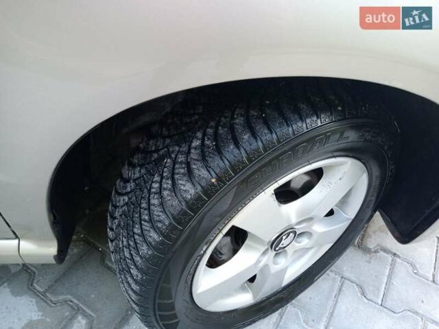 Бежевый Шкода Фабия, объемом двигателя 1.4 л и пробегом 204 тыс. км за 4100 $, фото 18 на Automoto.ua