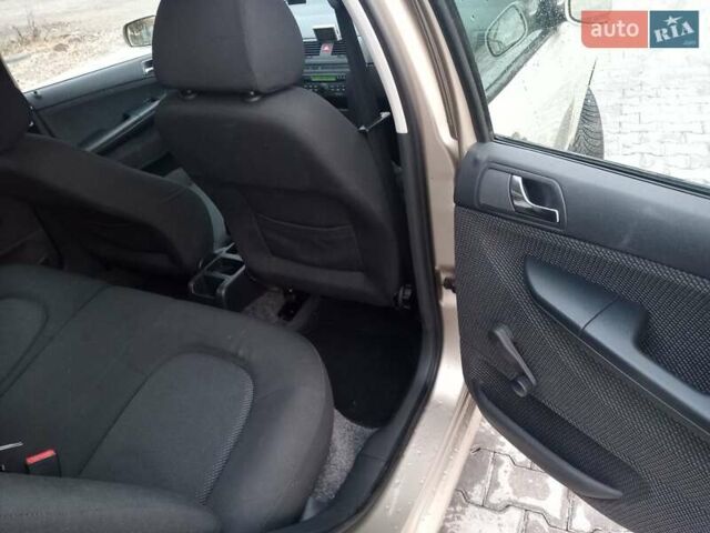 Бежевый Шкода Фабия, объемом двигателя 1.4 л и пробегом 204 тыс. км за 4100 $, фото 62 на Automoto.ua