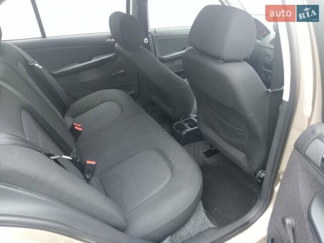 Бежевый Шкода Фабия, объемом двигателя 1.4 л и пробегом 204 тыс. км за 4100 $, фото 54 на Automoto.ua