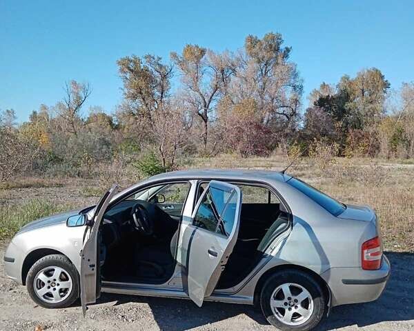 Бежевий Шкода Фабія, об'ємом двигуна 1.4 л та пробігом 225 тис. км за 3900 $, фото 2 на Automoto.ua