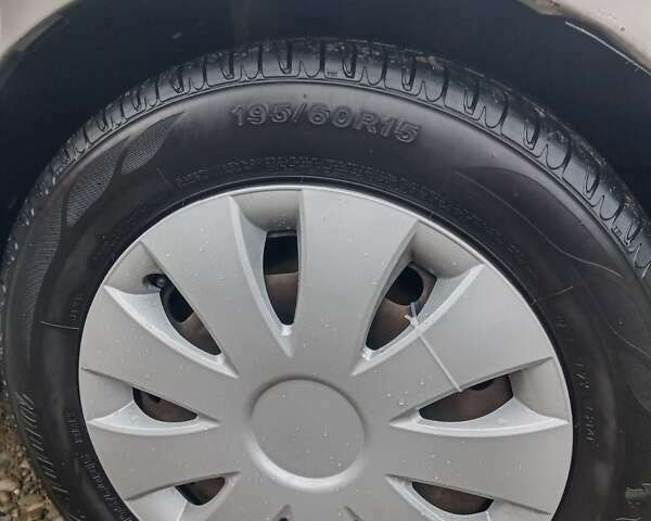 Бежевый Шкода Фабия, объемом двигателя 1.4 л и пробегом 285 тыс. км за 2750 $, фото 16 на Automoto.ua