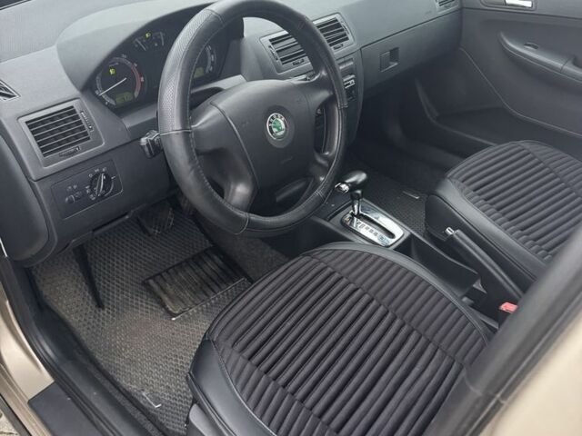 Бежевый Шкода Фабия, объемом двигателя 1.4 л и пробегом 199 тыс. км за 3900 $, фото 6 на Automoto.ua