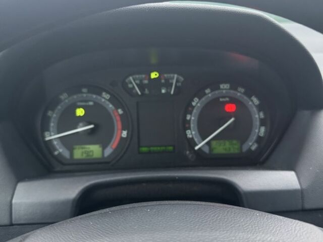 Бежевый Шкода Фабия, объемом двигателя 1.4 л и пробегом 199 тыс. км за 3900 $, фото 5 на Automoto.ua