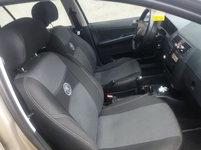 Бежевый Шкода Фабия, объемом двигателя 1.2 л и пробегом 225 тыс. км за 3500 $, фото 3 на Automoto.ua