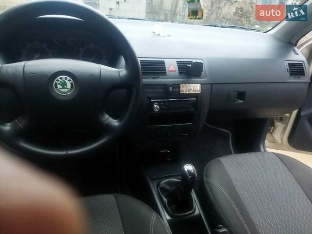 Бежевый Шкода Фабия, объемом двигателя 1.2 л и пробегом 225 тыс. км за 3500 $, фото 9 на Automoto.ua